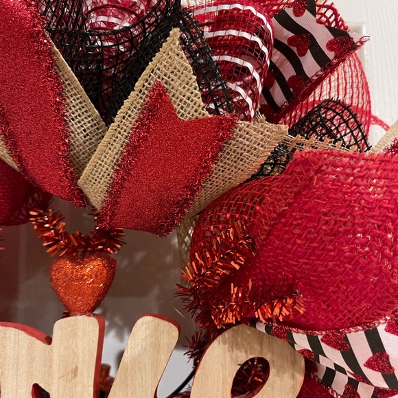Valentine’s Deco Mesh & Burlaps Wreath “LOVE” Blk, RED & White handmade 20” Full - Picture 3 of 7